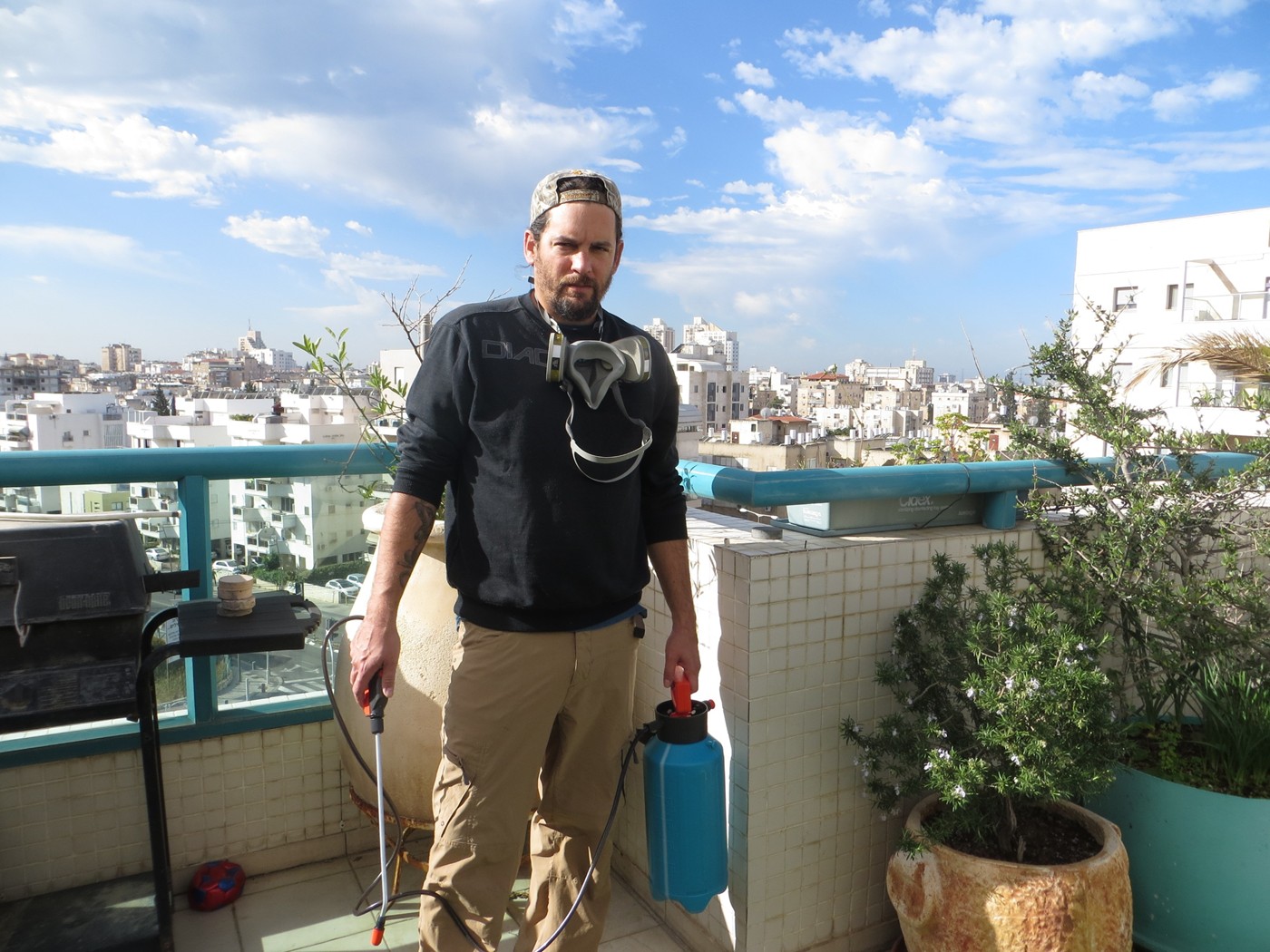 איתי הלוכד - מדביר במרפסת מחזיק מרסס 